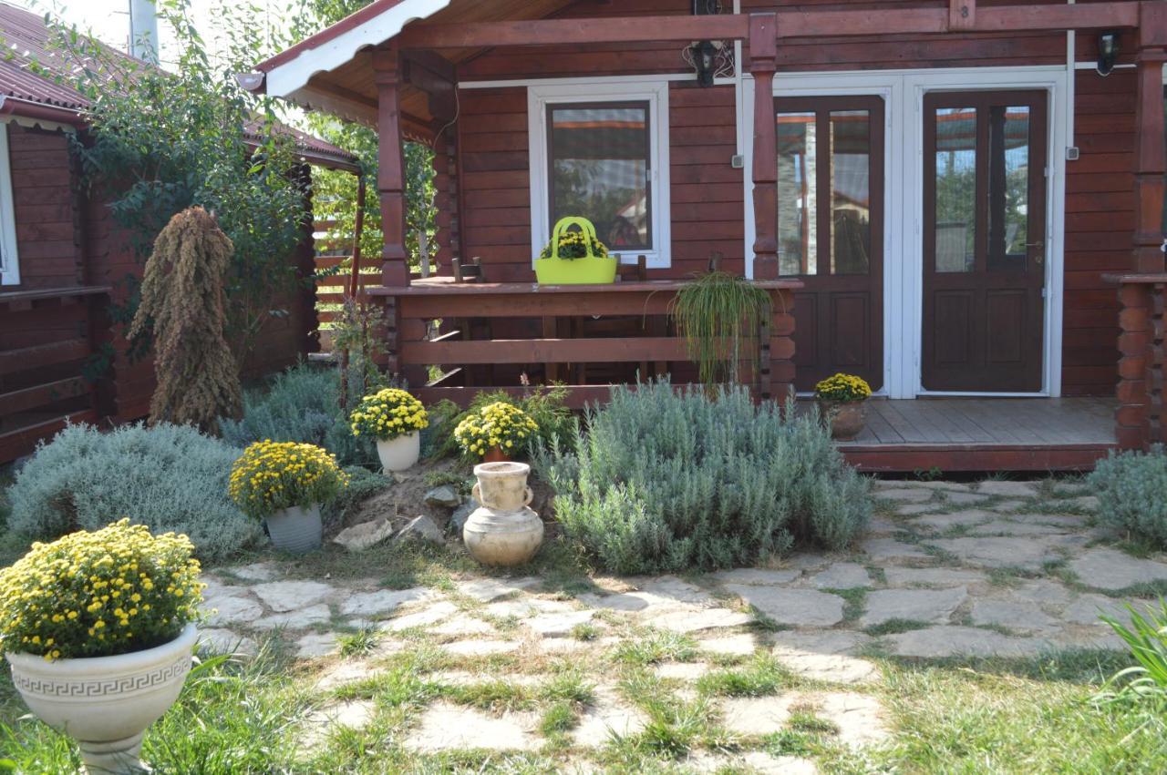 Cabane De Lemn Costinesti Buitenkant foto